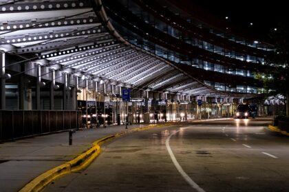 découvrez le terminal de bus d'istanbul, un point de transit animé reliant les voyageurs aux différentes destinations de la ville et au-delà. profitez des services modernes et d'une multitude de connexions grâce à cet important hub de transport.