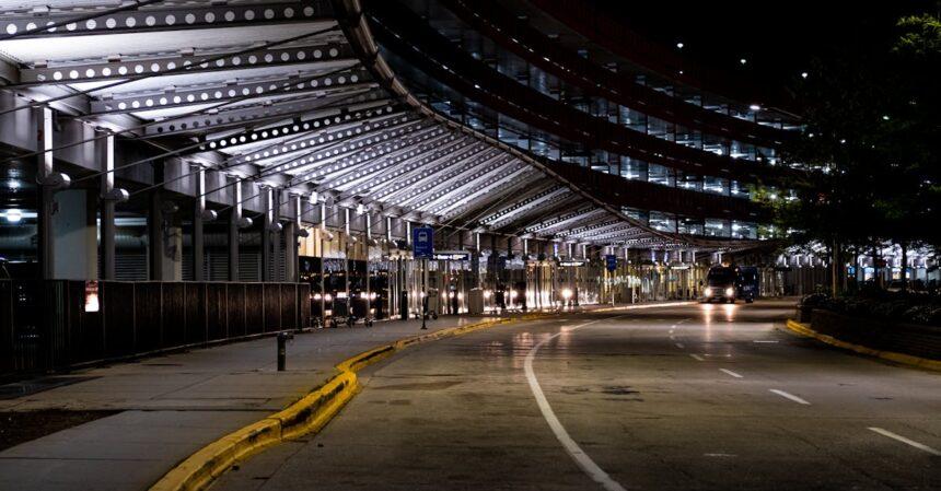 découvrez le terminal de bus d'istanbul, un point de transit animé reliant les voyageurs aux différentes destinations de la ville et au-delà. profitez des services modernes et d'une multitude de connexions grâce à cet important hub de transport.