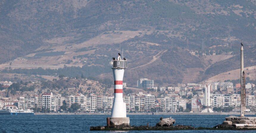 découvrez izmir kordon, une promenade emblématique offrant des vues à couper le souffle sur la mer égée. idéal pour des promenades relaxantes, des cafés dynamiques et des événements culturels, cet endroit emblématique de la ville est parfait pour explorer la beauté et le charme d'izmir.