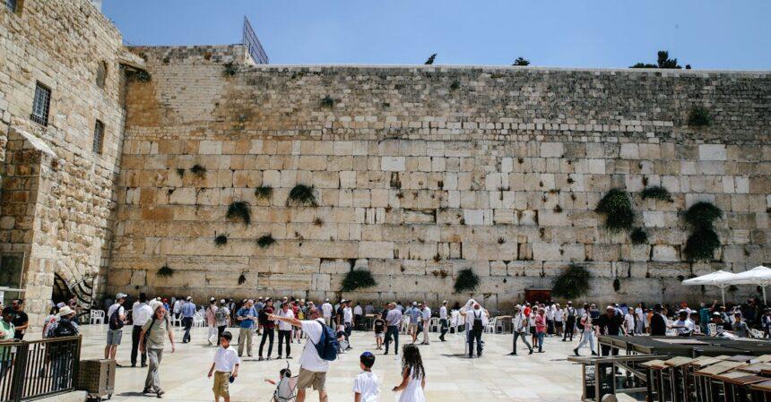 découvrez les sites juifs incontournables, emblèmes de l'histoire, de la culture et de la foi juive. explorez les synagogues, musées et monuments qui témoignent de la richesse du patrimoine juif à travers le monde.