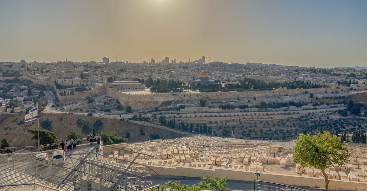 découvrez les sites juifs emblématiques qui racontent l'histoire, la culture et les traditions de la communauté juive à travers le monde. explorez des synagogues, des musées et des lieux de mémoire incontournables, et plongez dans l'héritage riche et diversifié du judaïsme.