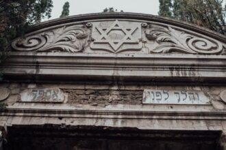 découvrez les sites juifs emblématiques qui témoignent de l'histoire, de la culture et des traditions de la communauté juive à travers le monde. explorez des lieux de mémoire, des synagogues historiques et des monuments significatifs qui honorent l'héritage juif.