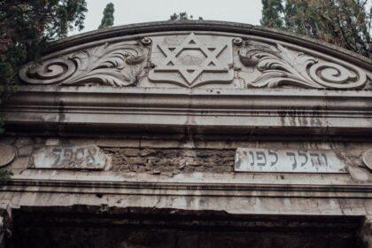 découvrez les sites juifs emblématiques qui témoignent de l'histoire, de la culture et des traditions de la communauté juive à travers le monde. explorez des lieux de mémoire, des synagogues historiques et des monuments significatifs qui honorent l'héritage juif.