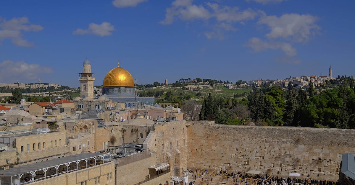 découvrez les sites juifs incontournables à travers le monde. explorez l'histoire, la culture et les traditions juives à travers ces lieux emblématiques, des synagogues anciennes aux musées modernes. plongez dans un voyage enrichissant qui célèbre l'héritage juif.