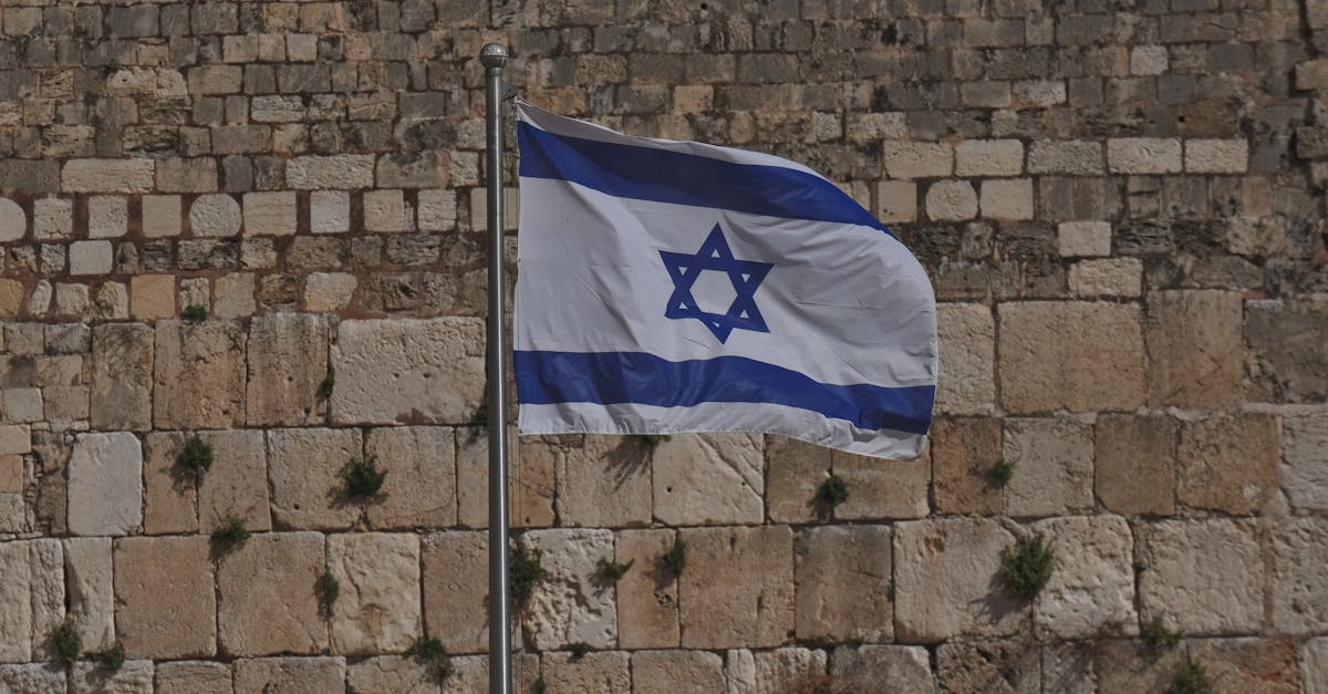 découvrez les sites juifs emblématiques qui racontent l'histoire, la culture et la foi du peuple juif. explorez les synagogues, musées et monuments à travers le monde, révélant la richesse et la diversité du patrimoine juif.