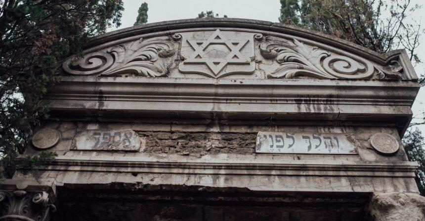 découvrez les sites juifs emblématiques qui témoignent de l'histoire, de la culture et des traditions de la communauté juive à travers le monde. explorez des lieux de mémoire, des synagogues historiques et des monuments significatifs qui honorent l'héritage juif.
