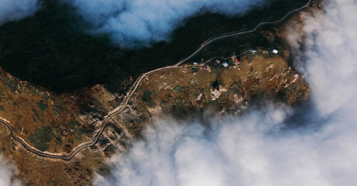 découvrez les majestueuses montagnes kackar, un véritable paradis pour les amateurs de nature et d'aventure. situées en turquie, ces sommets impressionnants offrent des paysages époustouflants, des sentiers de randonnée pittoresques et une biodiversité riche. un lieu incontournable pour les passionnés de trekking et ceux en quête de tranquillité en pleine montagne.