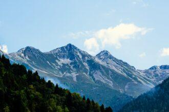 découvrez les majestueuses montagnes kaçkar, un paradis naturel en turquie, offrant des paysages époustouflants, des sentiers de randonnée remarquables et une riche biodiversité. parfait pour les amoureux de la nature et les aventuriers en quête d'expériences inoubliables.