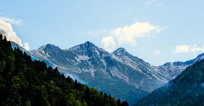 découvrez les majestueuses montagnes kaçkar, un paradis naturel en turquie, offrant des paysages époustouflants, des sentiers de randonnée remarquables et une riche biodiversité. parfait pour les amoureux de la nature et les aventuriers en quête d'expériences inoubliables.