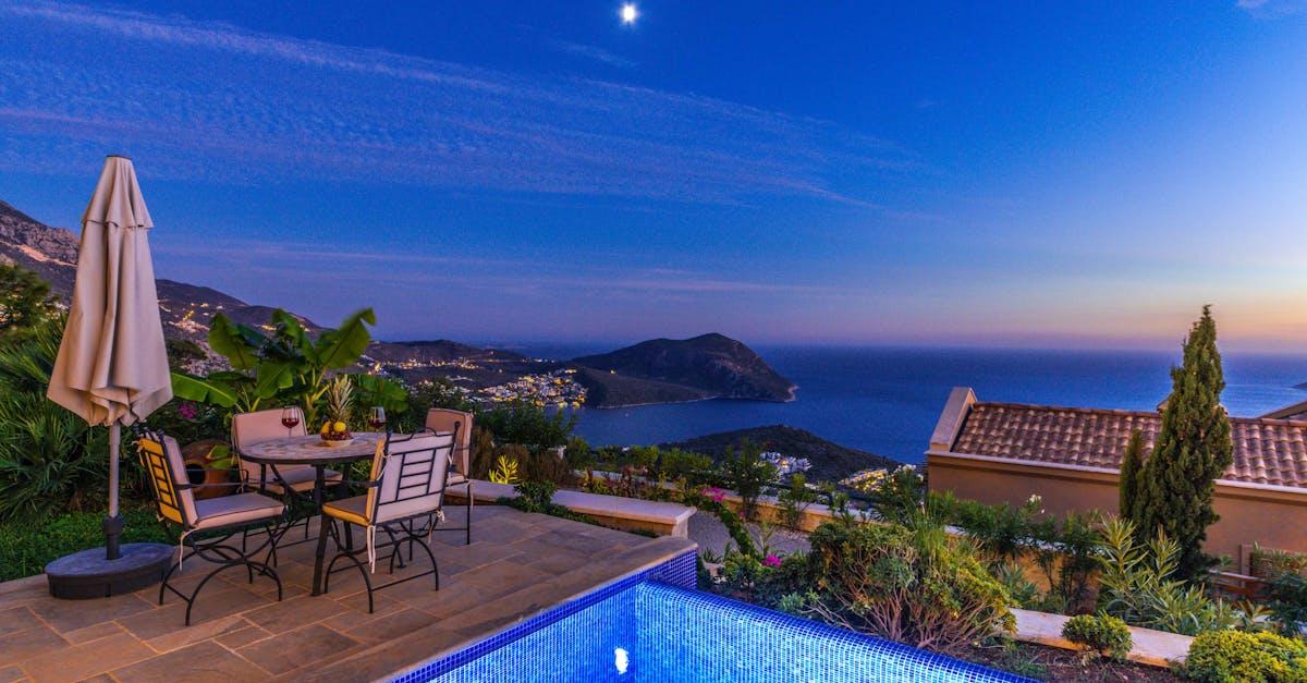 découvrez kalkan, une charmante station balnéaire de turquie, réputée pour ses plages idylliques, ses eaux cristallines et son ambiance paisible. explorez ses ruelles pittoresques, savourez la délicieuse cuisine locale et profitez d'activités nautiques exaltantes dans ce véritable bijou méditerranéen.