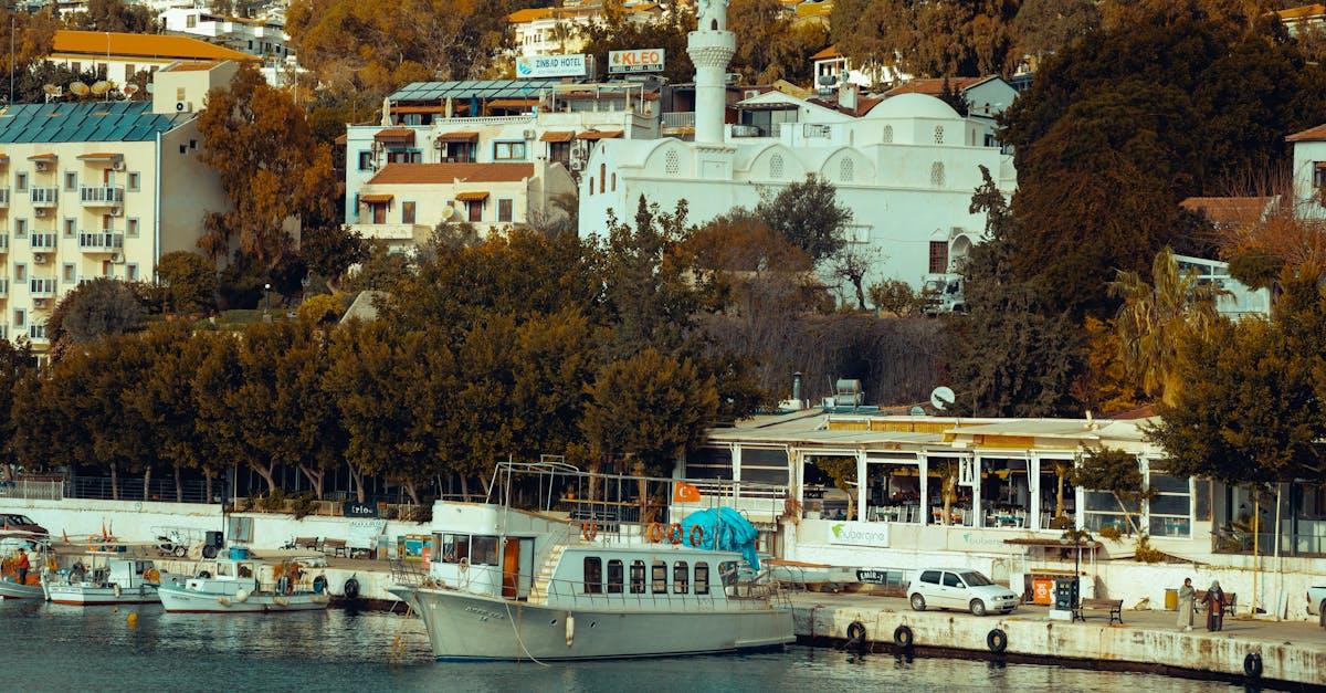 découvrez kalkan, une charmante ville côtière de turquie, célèbre pour ses plages pittoresques, ses eaux turquoise et son ambiance méditerranéenne détendue. explorez ses ruelles animées, savourez la cuisine locale délicieuse et profitez d'activités variées allant de la plongée à la randonnée.