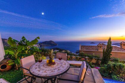 découvrez kalkan, une charmante station balnéaire en turquie, célèbre pour ses eaux turquoise, ses plages de galets et son ambiance romantique. profitez de la cuisine méditerranéenne dans des restaurants en bord de mer et explorez des sites historiques à proximité. kalkan est la destination idéale pour des vacances inoubliables, mêlant détente et aventure.