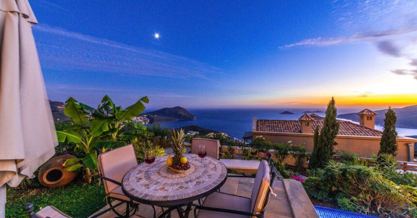 découvrez kalkan, une charmante station balnéaire en turquie, célèbre pour ses eaux turquoise, ses plages de galets et son ambiance romantique. profitez de la cuisine méditerranéenne dans des restaurants en bord de mer et explorez des sites historiques à proximité. kalkan est la destination idéale pour des vacances inoubliables, mêlant détente et aventure.