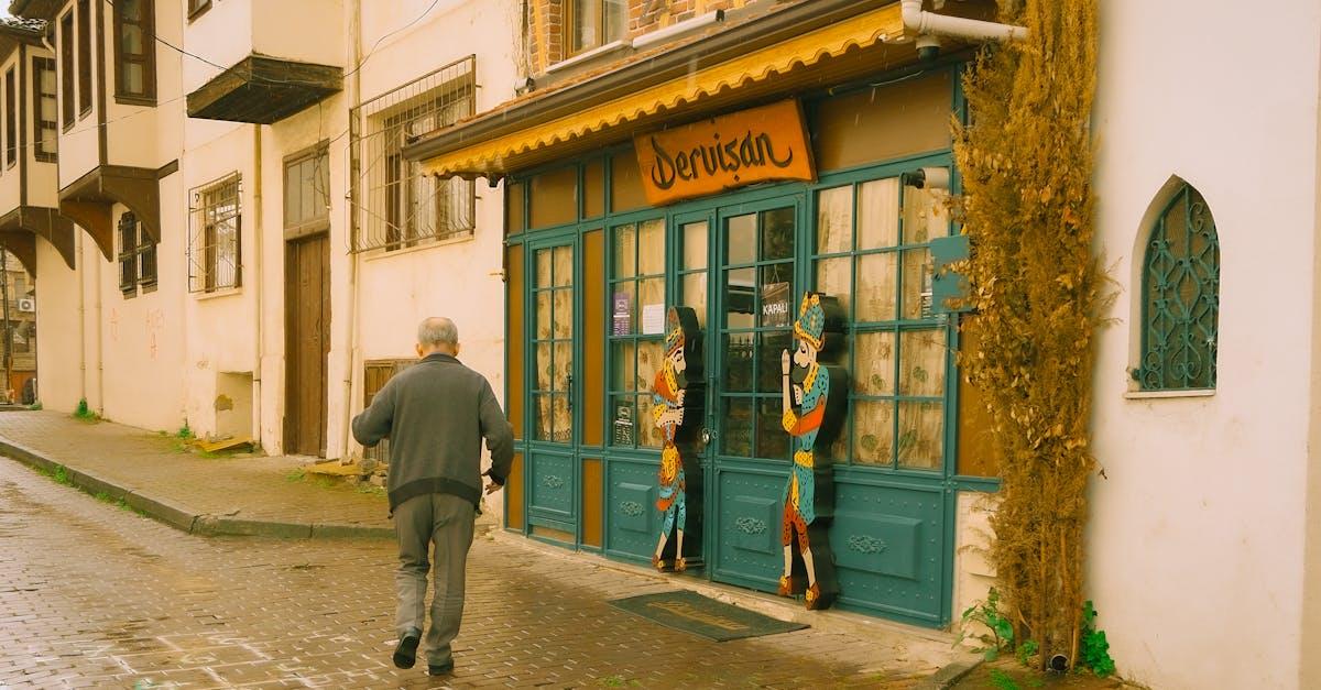 découvrez l'univers fascinant du karagöz, une forme traditionnelle de théâtre d'ombre turc qui allie humour, marionnettes colorées et récits captivants. plongez dans cet art ancestral, riche en culture et en histoire, qui divertit et éduque les spectateurs de toutes âges.
