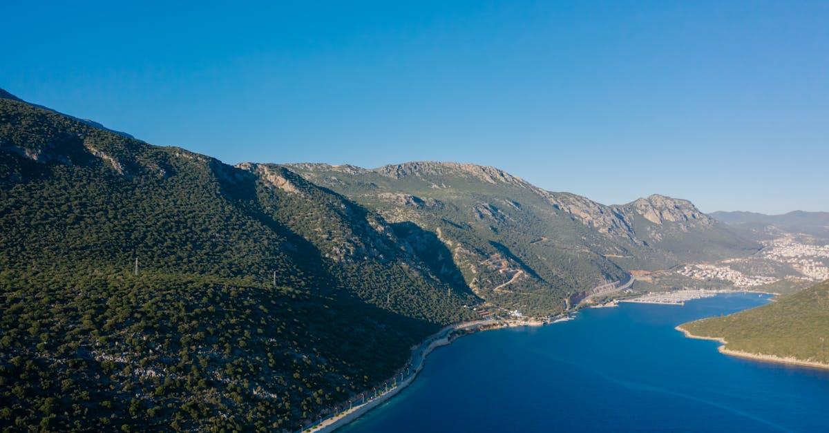 découvrez kaş, une charmante ville côtière de turquie, réputée pour ses eaux cristallines, ses paysages à couper le souffle et ses nombreuses activités nautiques. explorez ses ruelles pittoresques, savourez la délicieuse cuisine locale et laissez-vous séduire par l'hospitalité chaleureuse de ses habitants.