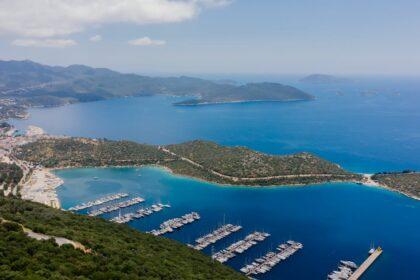 découvrez kaş, une charmante ville côtière de turquie, réputée pour ses plages idylliques, ses eaux cristallines et son ambiance paisible. idéale pour les amateurs de plongée, de randonnée et de culture, kaş offre une expérience inoubliable entre mer et montagne.
