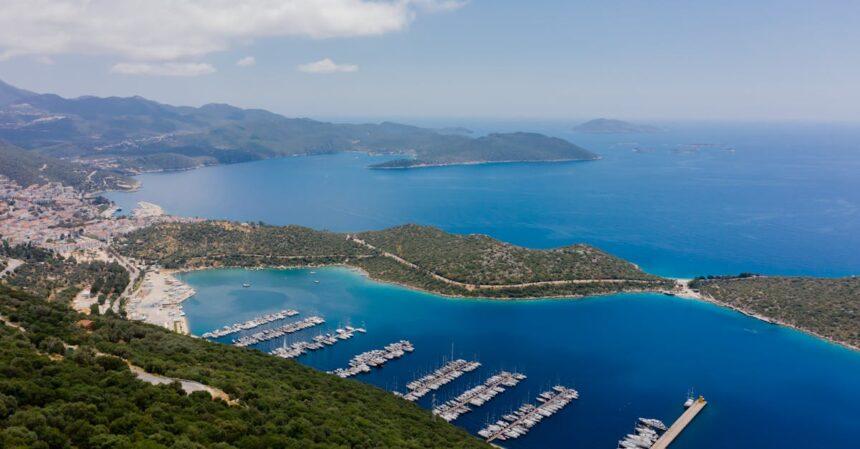 découvrez kaş, une charmante ville côtière de turquie, réputée pour ses plages idylliques, ses eaux cristallines et son ambiance paisible. idéale pour les amateurs de plongée, de randonnée et de culture, kaş offre une expérience inoubliable entre mer et montagne.