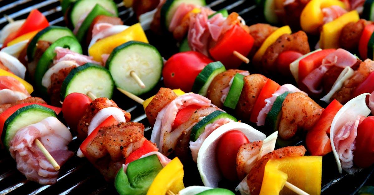 découvrez la délicieuse expérience du kebab : des viandes savoureuses grillées à la perfection, enveloppées dans du pain moelleux et accompagnées de légumes frais et de sauces authentiques. une explosion de saveurs turques à chaque bouchée !