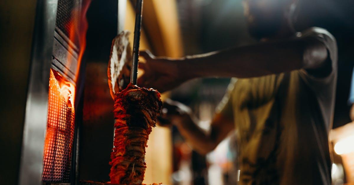 découvrez l'irrésistible saveur du kebab, un délice de la cuisine rapide, préparé avec des ingrédients frais et savoureux. que vous optiez pour du poulet, de l'agneau ou des légumes grillés, savourez chaque bouchée de ce plat emblématique qui met l'eau à la bouche.