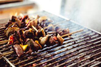 découvrez l'authenticité du kebab, un plat savoureux alliant viande tendre et légumes croquants enveloppés dans une pita chaude. idéal pour un repas rapide et délicieux, savourez nos recettes traditionnelles ou revisitées dans un cadre convivial.
