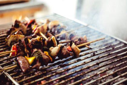 découvrez l'authenticité du kebab, un plat savoureux alliant viande tendre et légumes croquants enveloppés dans une pita chaude. idéal pour un repas rapide et délicieux, savourez nos recettes traditionnelles ou revisitées dans un cadre convivial.