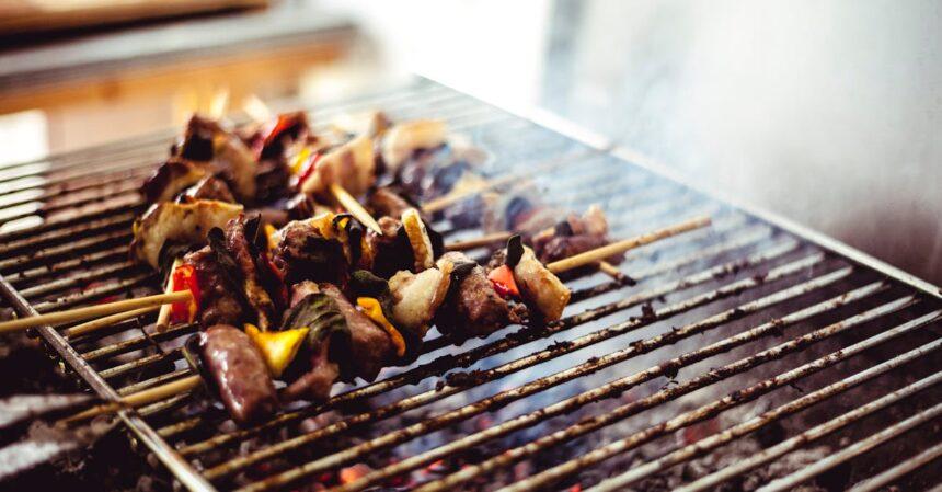 découvrez l'authenticité du kebab, un plat savoureux alliant viande tendre et légumes croquants enveloppés dans une pita chaude. idéal pour un repas rapide et délicieux, savourez nos recettes traditionnelles ou revisitées dans un cadre convivial.