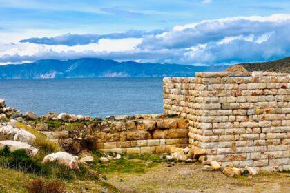 découvrez knidos, une ancienne ville côtière de la grèce, célèbre pour ses ruines historiques, son amphithéâtre impressionnant et son architecture hellénique. explorez l'héritage culturel et les paysages pittoresques de ce site archéologique unique.