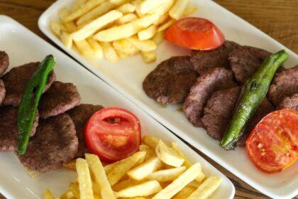 découvrez notre recette délicieuse de köftes, ces savoureuses boulettes de viande épicées d'origine turque. parfaites pour un repas convivial, apprenez à les préparer facilement et à les accompagner de sauces et de garnitures irrésistibles.