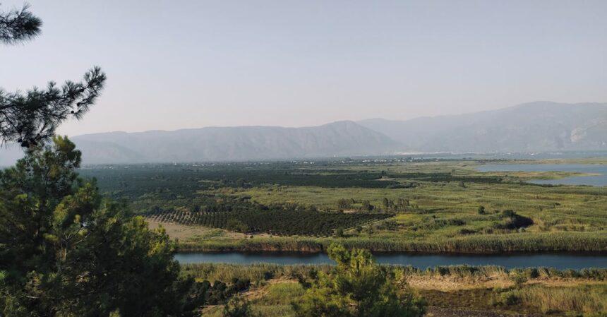 découvrez köyceğiz, une charmante destination en turquie, célèbre pour ses paysages pittoresques, ses lacs scintillants et sa riche histoire. profitez de la nature, explorez des sites culturels fascinants et laissez-vous séduire par l'hospitalité locale.