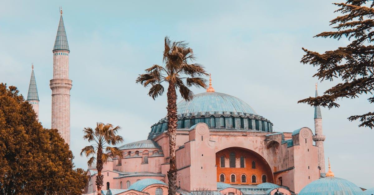 découvrez la petite sainte-sophie, une perle de l'architecture byzantine à istanbul. explorez son histoire fascinante, son splendide intérieur et son ambiance paisible qui en font un incontournable pour les amateurs de culture et d'art.
