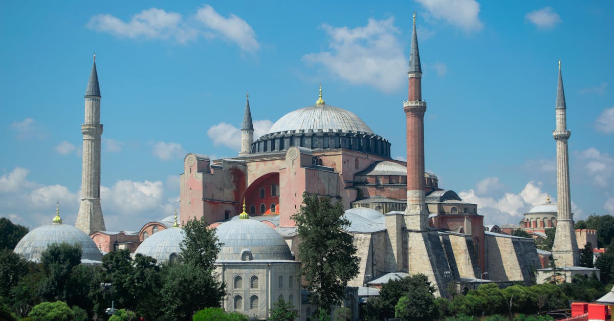 découvrez la petite sainte-sophie, un trésor architectural d'istanbul, reflet de l'histoire byzantine et ottomane. explorez son ambiance unique et ses mosaïques éblouissantes lors de votre visite.