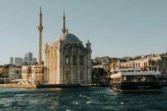 découvrez la petite sainte-sophie (küçük ayasofya) à istanbul, un chef-d'œuvre architectural du vie siècle qui incarne la richesse de l'histoire byzantine et ottomane. explorez son intérieur fascinant, ses mosaïques antiques et son ambiance paisible, tout en plongeant dans le patrimoine culturel de la turquie.
