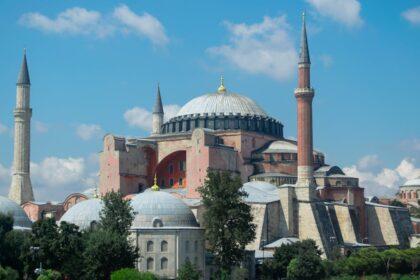 découvrez la petite sainte-sophie (küçük ayasofya), un trésor historique d'istanbul alliant majesté byzantine et influences ottomanes, offrant une expérience inoubliable aux amateurs d'art et d'histoire.