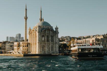 découvrez la petite sainte-sophie (küçük ayasofya) à istanbul, un chef-d'œuvre architectural du vie siècle qui incarne la richesse de l'histoire byzantine et ottomane. explorez son intérieur fascinant, ses mosaïques antiques et son ambiance paisible, tout en plongeant dans le patrimoine culturel de la turquie.