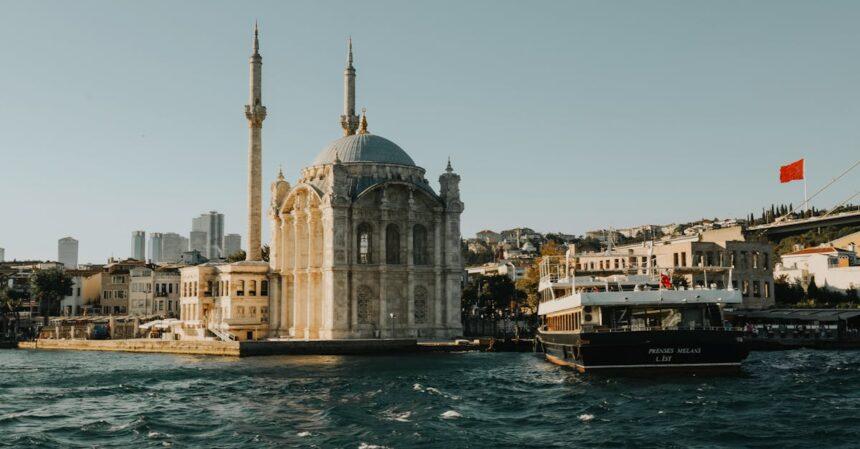 découvrez la petite sainte-sophie (küçük ayasofya) à istanbul, un chef-d'œuvre architectural du vie siècle qui incarne la richesse de l'histoire byzantine et ottomane. explorez son intérieur fascinant, ses mosaïques antiques et son ambiance paisible, tout en plongeant dans le patrimoine culturel de la turquie.