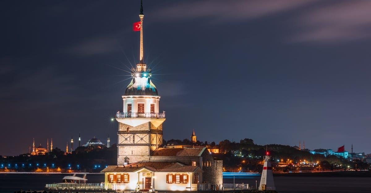 découvrez la tour de la jeune fille, un symbole emblématique d'istanbul, où légendes et histoire se rejoignent au bord de la mer de marmara. explorez son architecture fascinante et profitez d'une vue imprenable sur la ville.
