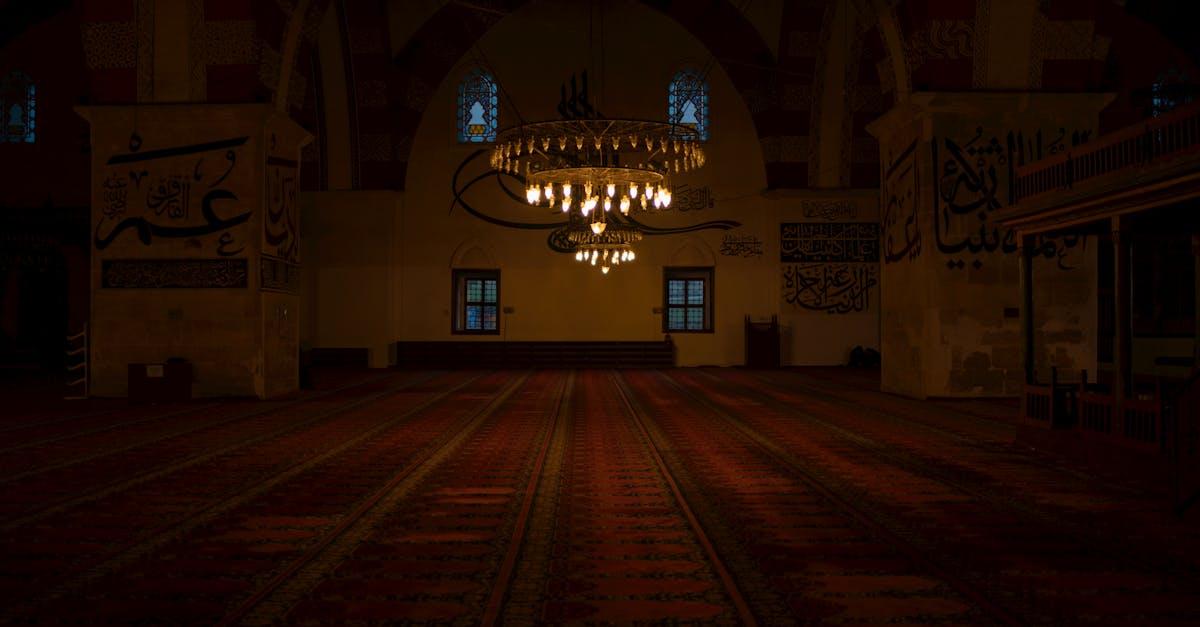 découvrez la mosquée mihrimah sultan, un chef-d'œuvre architectural du xvie siècle à istanbul, célèbre pour son élégance, ses magnifiques mosaïques et son histoire fascinante. un lieu incontournable pour les amateurs de culture et d'histoire.