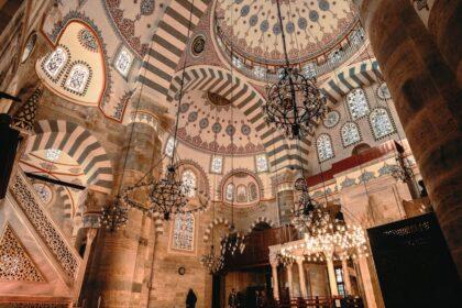 découvrez la mosquée mihrimah sultan, un chef-d'œuvre architectural du xvie siècle à istanbul. avec son élégance et son histoire fascinante, cet édifice est un témoignage de l'art ottoman et un lieu de paix et de sérénité. explorez sa beauté unique et plongez dans la culture riche de la turquie.