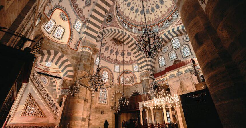 découvrez la mosquée mihrimah sultan, un chef-d'œuvre architectural du xvie siècle à istanbul. avec son élégance et son histoire fascinante, cet édifice est un témoignage de l'art ottoman et un lieu de paix et de sérénité. explorez sa beauté unique et plongez dans la culture riche de la turquie.