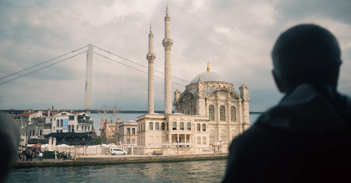 découvrez ortaköy, un quartier vibrant d'istanbul, célèbre pour ses magnifiques paysages au bord du bosphore, sa mosquée emblématique et ses marchés animés. profitez des spécialités culinaires locales et explorez l'artisanat unique tout en vous immergeant dans l'atmosphère chaleureuse de ce lieu incontournable.
