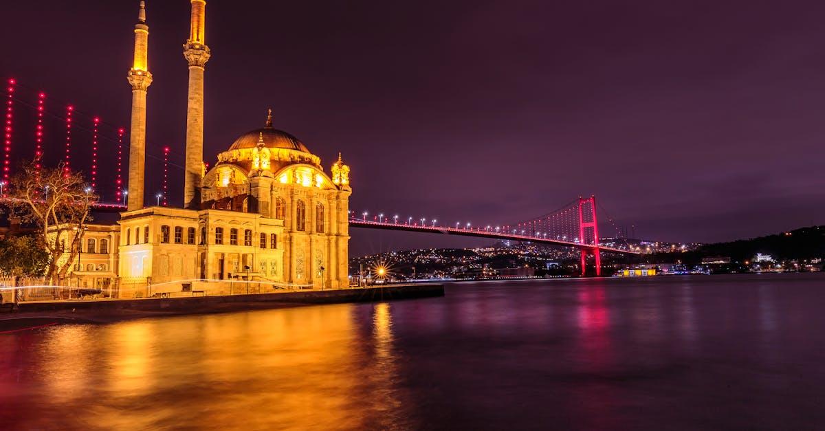 découvrez ortaköy, un charmant quartier d'istanbul, réputé pour sa mosquée pittoresque au bord de l'eau, ses cafés animés et ses marchés artisanaux. explorez la beauté de ce lieu emblématique tout en profitant de la vue sur le bosphore.