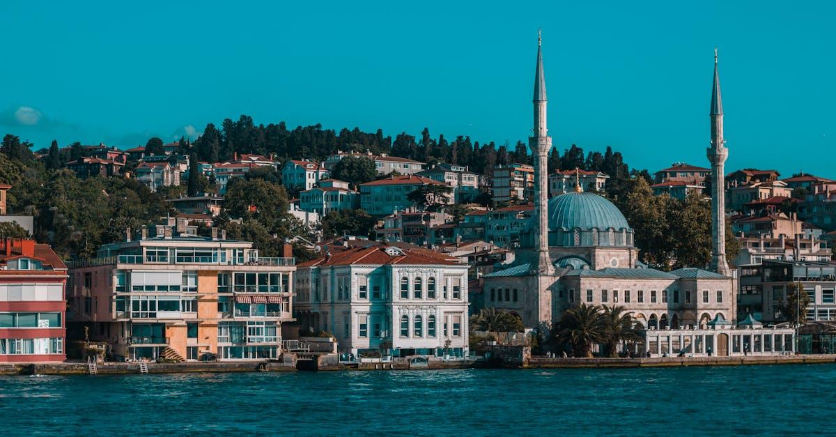 découvrez ortaköy, un quartier vibrant d'istanbul réputé pour sa belle mosquée, ses cafés animés et ses marchés artisanaux. plongez dans l'atmosphère unique de ce lieu où tradition et modernité se rencontrent, tout en profitant de vues imprenables sur le bosphore.