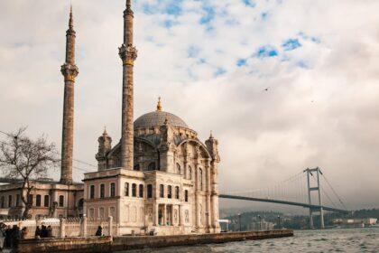 découvrez ortaköy, un quartier pittoresque d'istanbul célèbre pour sa mosquée emblématique, ses cafés animés au bord de l'eau et ses marchés artisanaux. plongez dans l'ambiance locale, dégustez des spécialités turques et profitez de vues spectaculaires sur le bosphore.
