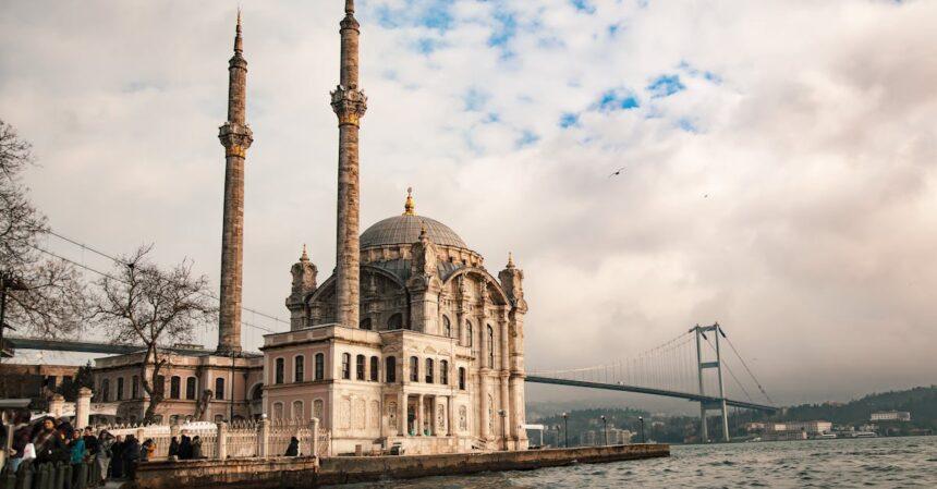 découvrez ortaköy, un quartier pittoresque d'istanbul célèbre pour sa mosquée emblématique, ses cafés animés au bord de l'eau et ses marchés artisanaux. plongez dans l'ambiance locale, dégustez des spécialités turques et profitez de vues spectaculaires sur le bosphore.