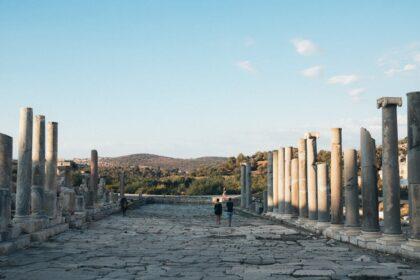 découvrez la pamphylie, une région historique de l'antiquité, célèbre pour ses paysages magnifiques, ses ruines archéologiques fascinantes et son riche patrimoine culturel. plongez dans l'histoire de cette terre mythique, entre mer méditerranée et montagnes, où se mêlent traditions anciennes et modernité.