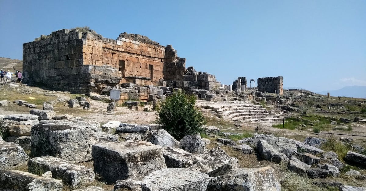 découvrez l'ancienne région de phrygie, un lieu riche en histoire et en culture, célèbre pour ses paysages pittoresques, ses vestiges archéologiques fascinants et son patrimoine mythologique. plongez dans l'univers des légendes phrygiennes et explorez cette terre où l'histoire et la nature s'entremêlent.