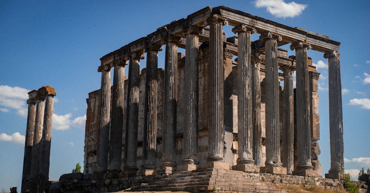 découvrez la phrygie, une région historique de l'antiquité, célèbre pour ses paysages pittoresques, ses vestiges archéologiques fascinants et sa riche culture. plongez dans l'histoire de ce territoire mythique, autrefois peuplé par les phrygiens, et explorez ses légendes, sa musique et son art.