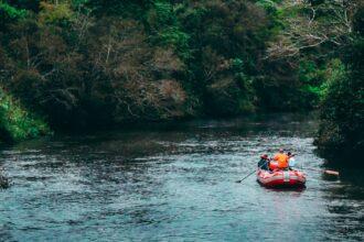 découvrez l'adrénaline du rafting au cœur des plus belles rivières. que vous soyez débutant ou expert, vivez une aventure inoubliable en affrontant rapides et eaux vives. réveillez l'aventurier en vous!
