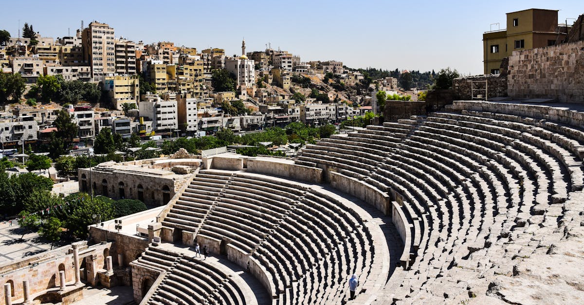 découvrez l'univers fascinant du théâtre romain, un art qui allie performances captivantes et récits intemporels. plongez dans l'histoire, explorez les grandes œuvres et revivez la magie des spectacles qui ont marqué cette époque emblématique.