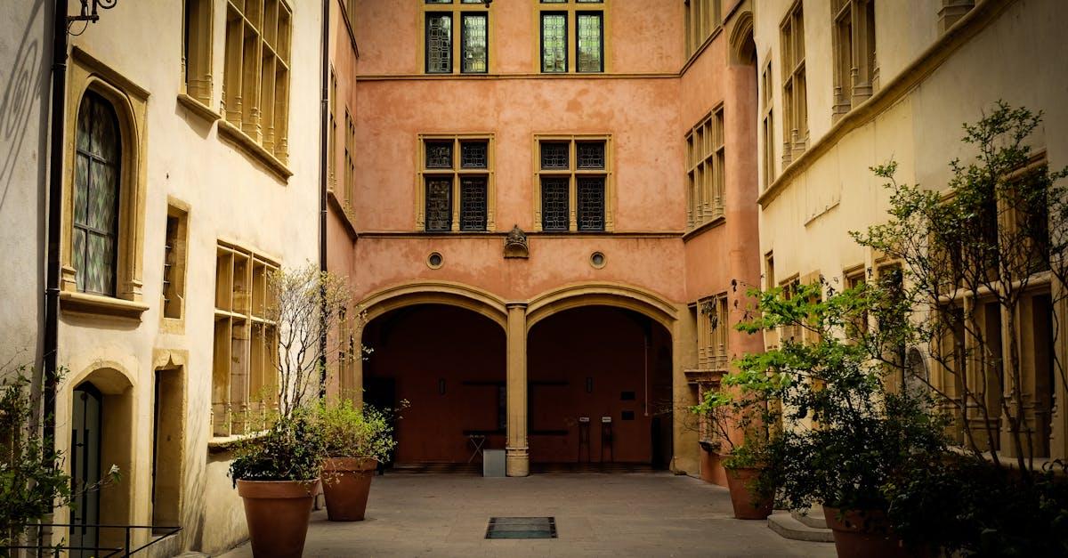 découvrez le musée sadberk hanım, un trésor culturel d'istanbul, où l'art et l'histoire se rencontrent à travers une collection d'objets d'art turcs et des expositions fascinantes. plongez dans l'héritage de la culture ottomane et admirez des œuvres uniques dans un cadre enchanteur.